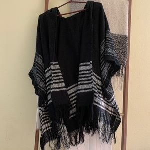 NWOT Black and White Cape